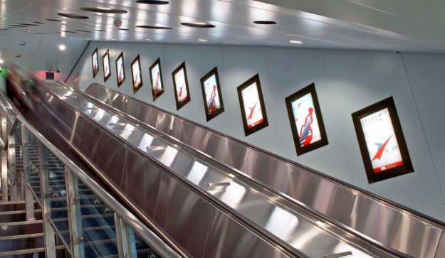 复兴地铁扶梯看板广告