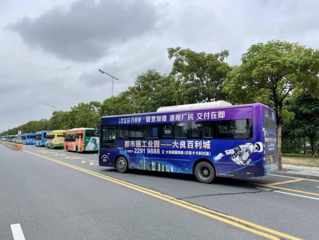 江北单层公交车身广告